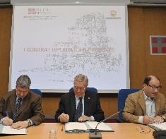 La firma del protocollo. Al centro il vicepresidente Cavallera