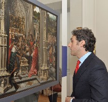 L'assessore Coppola mentre ammira uno dei capolavori esposti