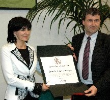 L'assessore Taricco premia Ornella Correggia con la medaglia di Cangrande
