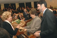 I presidenti Bresso e Gariglio consegnano un omaggio alla moglie di Viglione