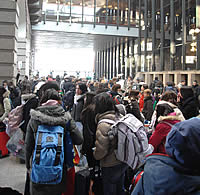 Gli studenti entrano in teatro