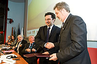 La firma dell'accordo tra Bairati e Duque Portugal