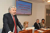 Il vicepresidente Peveraro durante la presentazione dell'indagine