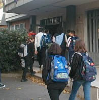 Ragazzi all'entrata di scuola