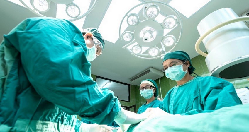 Medici in sala operatoria