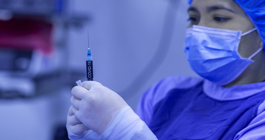 Infermiera con cose di vaccino