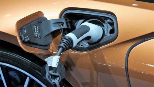 Auto elettrica in ricarica