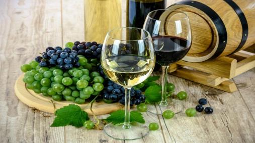Bicchieri di vino bianco e rosso