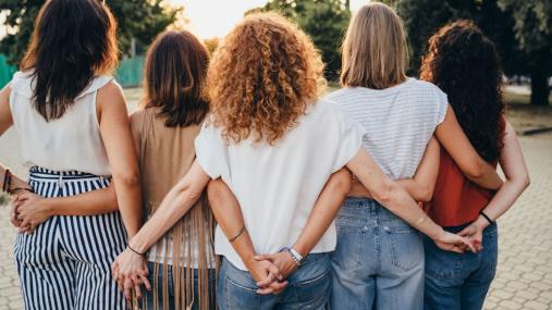 Ragazze che camminano unite