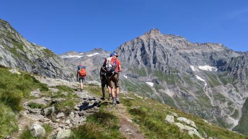 Escursionisti sull'Alta Via delle Valli di Lanzo (TO)