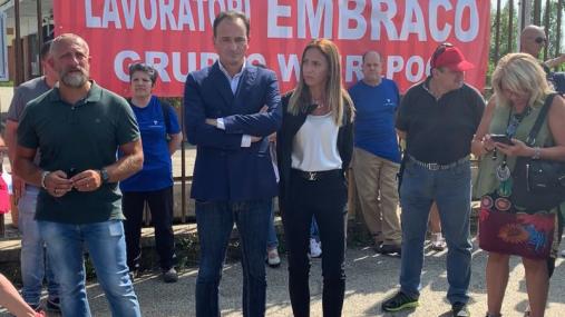 Il presidente Cirio e l'assessore Chiorino davanti ai cancelli dell'ex Embraco