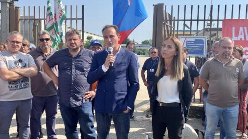 Il presidente Cirio e l'assessore Chiorino davanti ai cancelli dell'ex Embraco