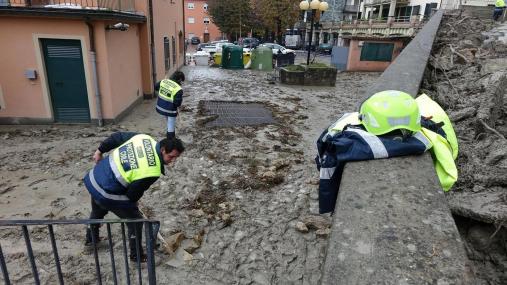 Volontari che spalano fango 