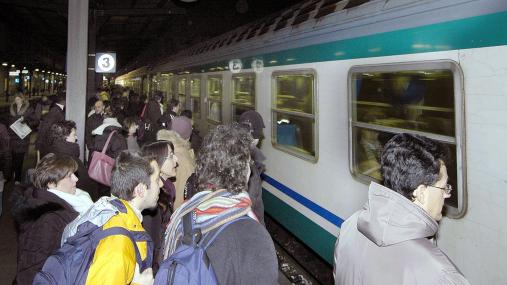 Pendolari alla stazione (foto Ansa)