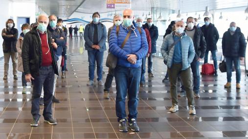 Il gruppo dei medici volontari all'arrivo a Caselle (foto Ansa)