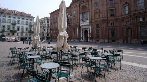 Un bar con dehor nel centro di Torino (foto Ansa)