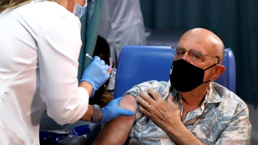 Una delle prime vaccinazioni nel mondo (foto Ansa)