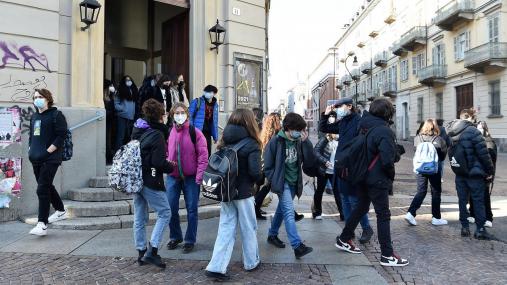 Studenti davanti a scuola (foto Ansa)