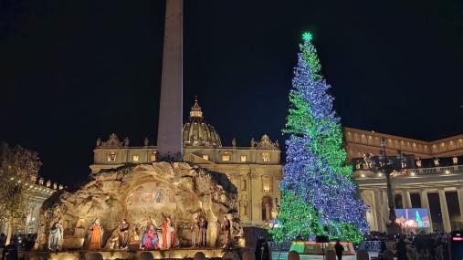 Brilla in piazza San Pietro l&#039;albero di Natale del Piemonte