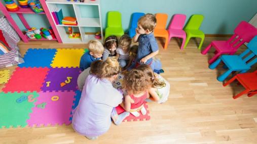 Bambini in un asilo nido 