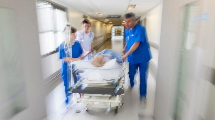 Malato assistto in ospedale 