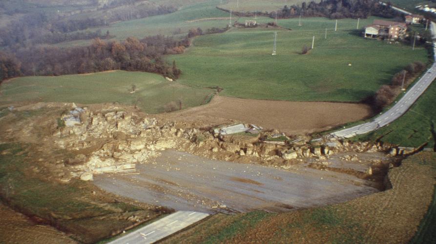 La foto rappresenta la frana per scivolamento planare che nel novembre del 1994 a distrutto la viabilità in località Case Bruciate a Murazzano. 