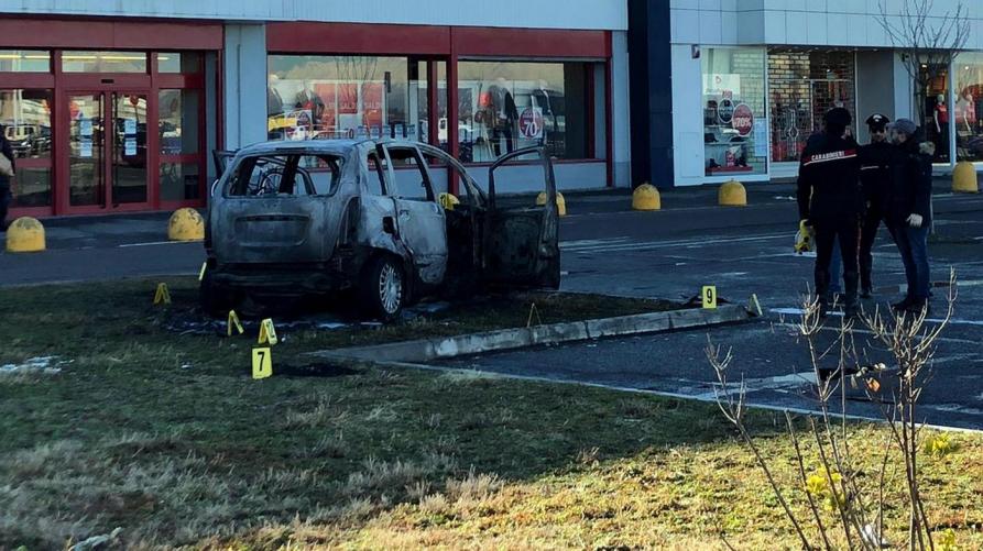 La carcassa dell'auto (foto Ansa)