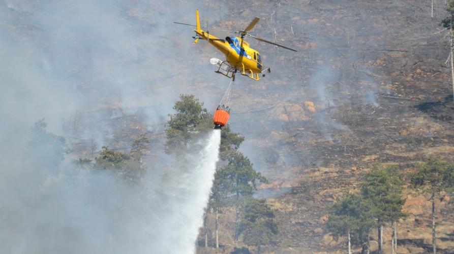 Spegnimento con elicottero di un incendio boschivo 