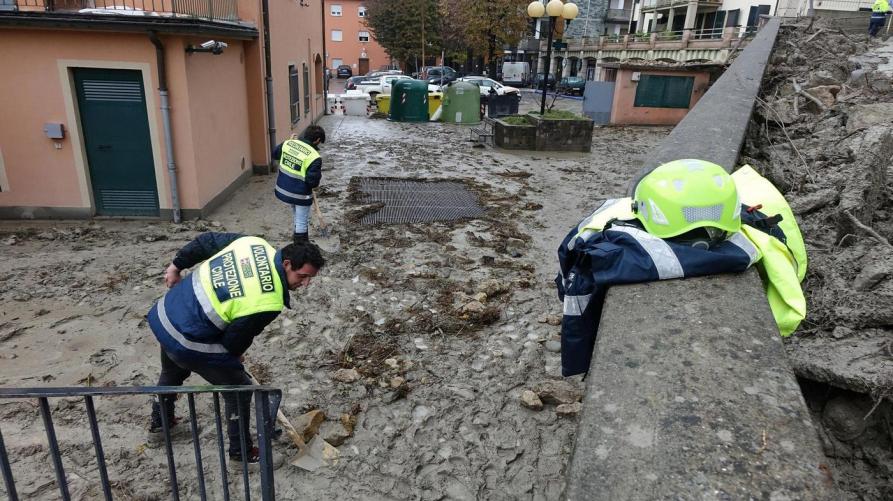 Volontari che spalano fango 