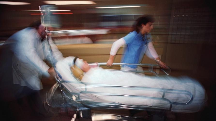 Personale che trasporta un paziente 