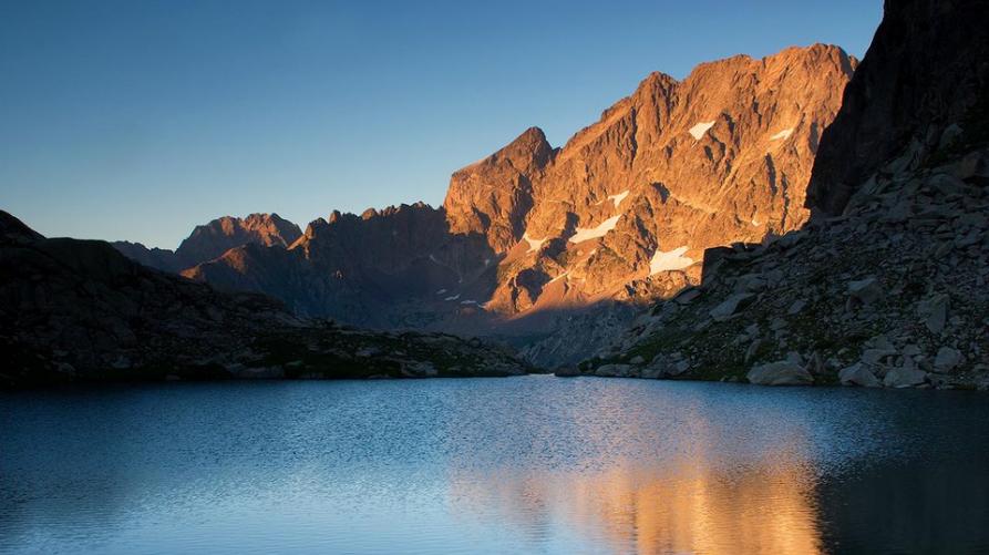 Il massiccio dell'Argentera dal Lago di Fremamorta (R. Malacrida, da www.parcoalpimarittime.it