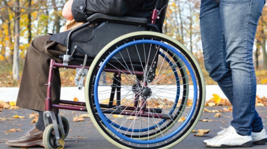 Persona in carrozzina 