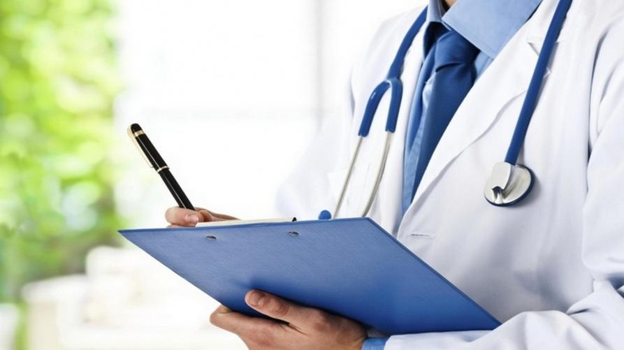 Medico con tablet