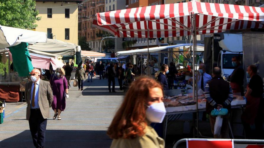 Mercato ambulante (foto Ansa) 