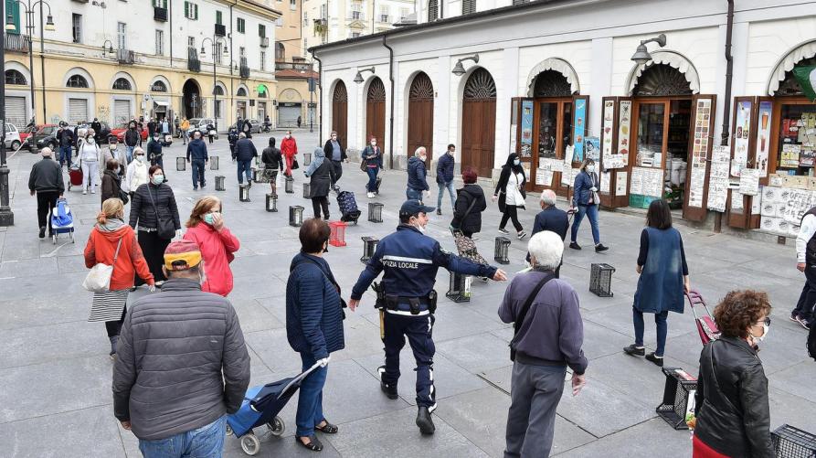 Il mercato di Porta Palazzo a Torino (foto Ansa)