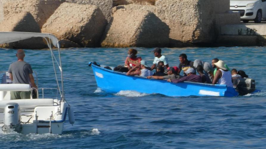 Migranti in arrivo a Lampedusa (foto Ansa)