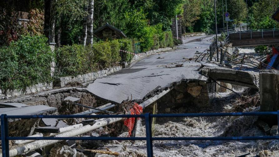 Una strada franata in Piemonte (foto Ansa)