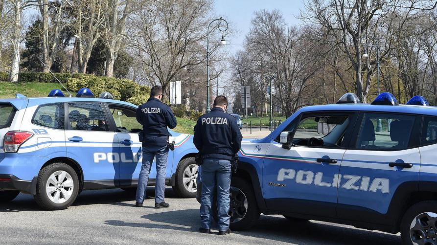 Poliziotti in servizio (foto Ansa) 