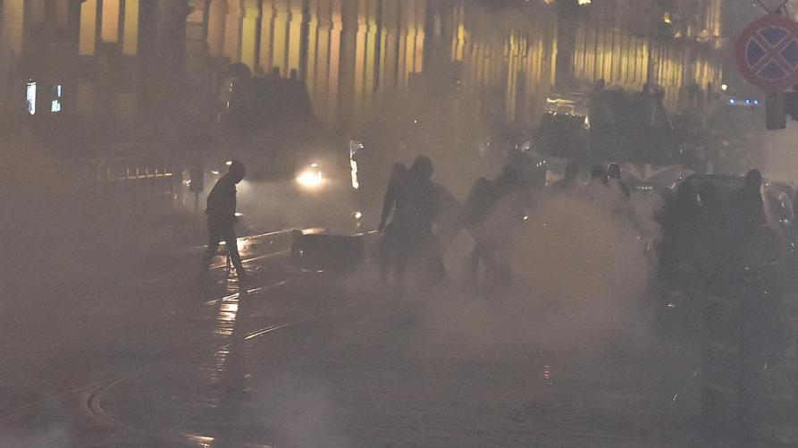 Gli scontri in piazza Castello (foto Ansa)