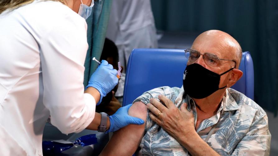 Una delle prime vaccinazioni nel mondo (foto Ansa) 