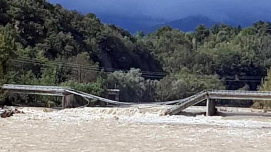 Il ponte crollato di Romagnano Sesia (foto Ansa) 