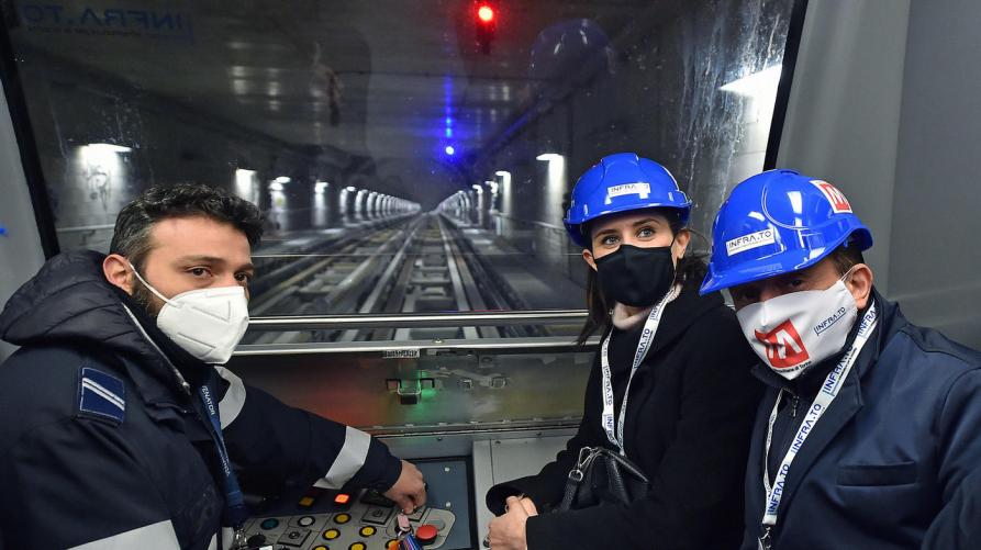 Il presidente Cirio e la sindaca Appendino durante il viaggio inaugurale (foto Ansa) 