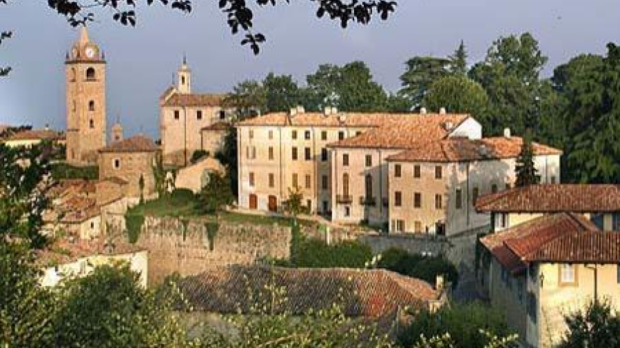 Monforte d'Alba (CN). Palazzo Scarampi e scorcio panoramico del paese. Immagine tratta dal sito del Comune.