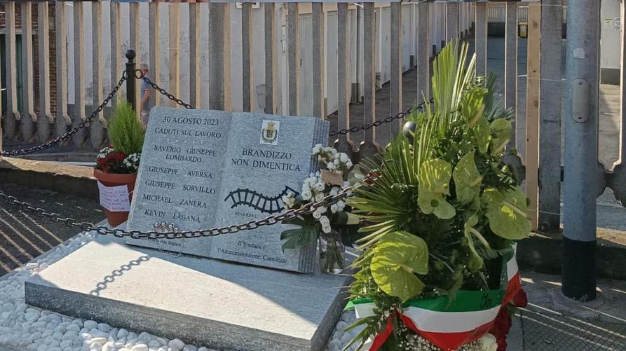 La lapide in memoria degli operai deceduti 