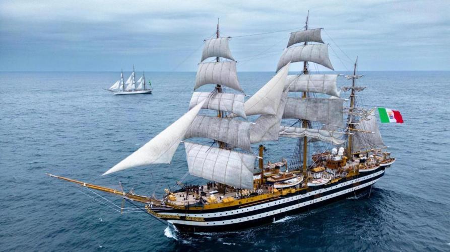L'Amerigo Vespucci in navigazione 