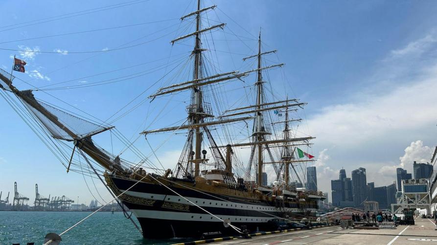 La Vespucci ormeggiata a Singapore @ ANSA