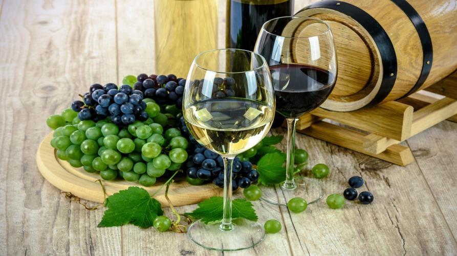 Bicchieri di vino bianco e rosso 
