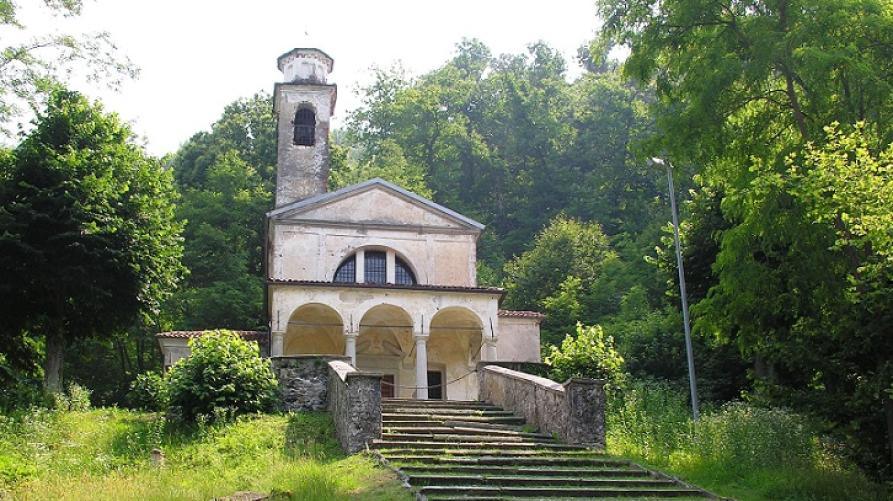 Soriso (NO). Una lunga scalinata irregolare immersa nel verde conduce alla Madonna della Gelata