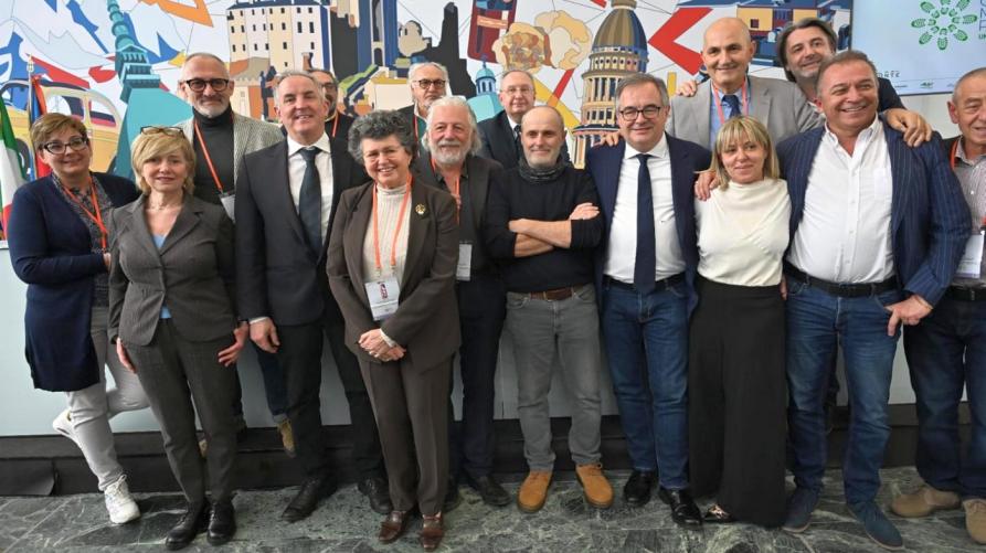 Gli assessori Chiarelli, Gallo e Bongioanni (al centro) con i rappresentanti dei Consorzi turistici 
