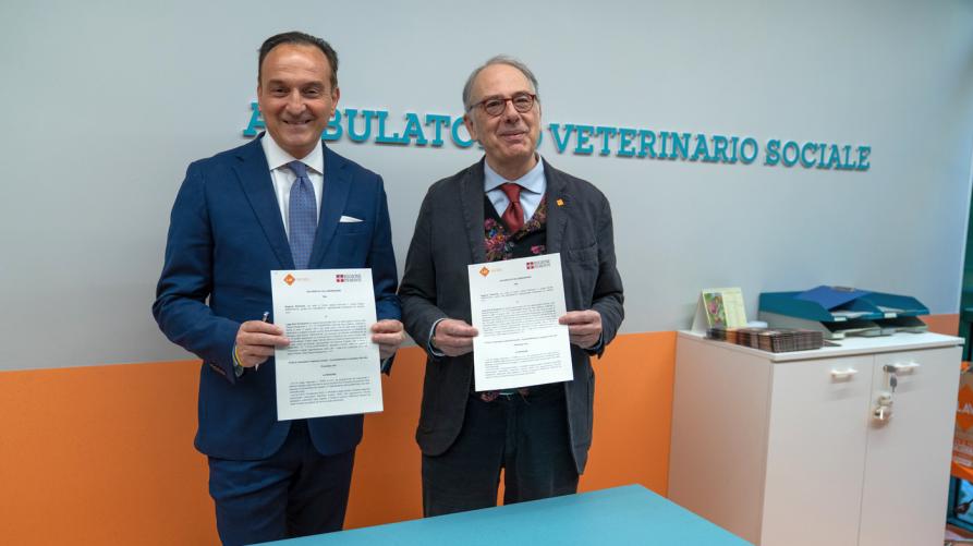 da sinistra, Cirio e Felicetti mostrano il protocollo firmato 